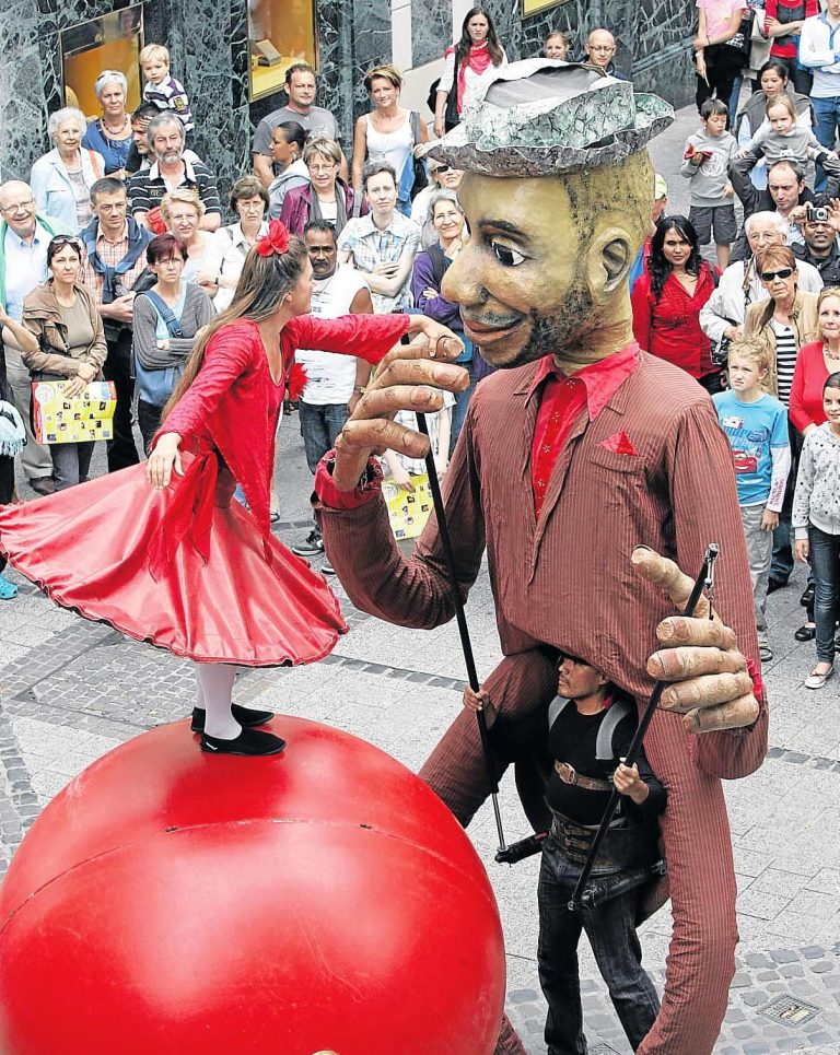 Compagnie-with-Balls-Lo-Res